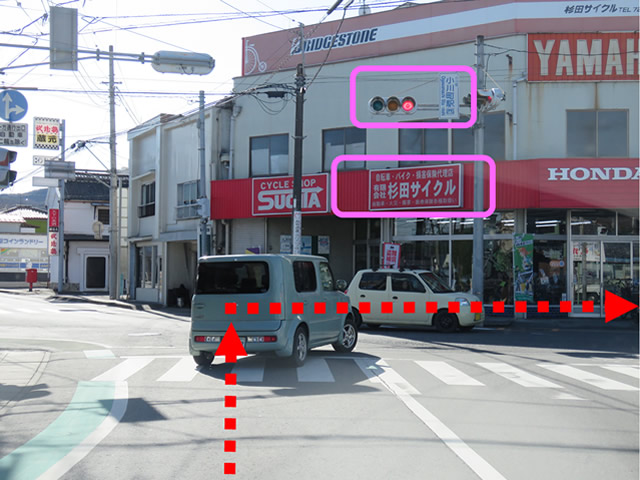４・杉田サイクルさんが正面に見える信号を右に曲がります